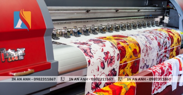 Máy in dạng cuộn với đầu phun mực thẳng xuống bề mặt vải