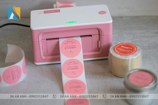 Hộp giấy kraft nắp gài với tem nhãn in màu hiện đại, thiết kế tối giản và sang trọng