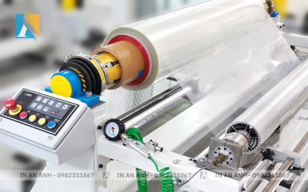 Kỹ thuật viên sẽ lắp trục in ống đồng sau khi khắc xong hình nội dung