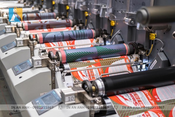 Vật liệu in như giấy hay nhựa PE ở dạng cuộn sẽ được đưa vào máy