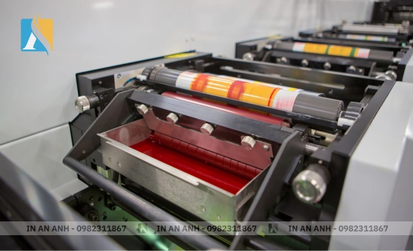 Trục in ống đồng quay và được nhúng một phần vào máng mực