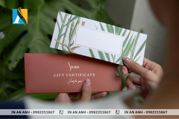 Ép kim và bo góc giúp voucher sang trọng và bền hơn