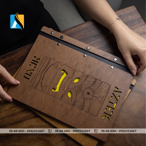 Menu bìa gỗ độc đáo, tạo điểm nhấn sang trọng rustic