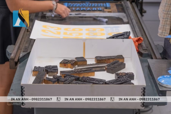 Kỹ thuật in Typo sẽ sử dụng khuôn chữ hoặc hình ảnh được đúc nối