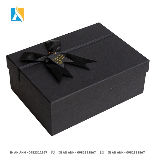 Hộp đựng quà màu đen cùng với nơ ruy băng sang trọng