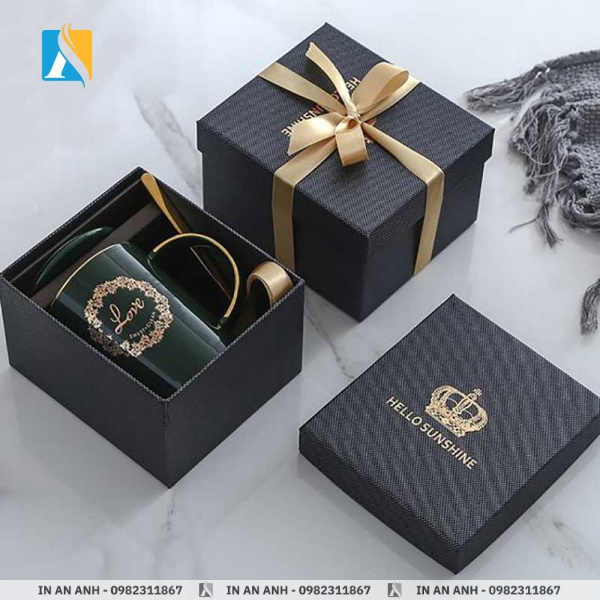 Hộp đựng quà tặng đen cùng với logo ép kim sang trọng