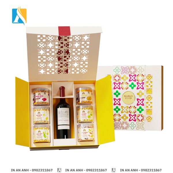 Hộp đựng quà tặng gồm rượu và mứt với họa tiết dân dã