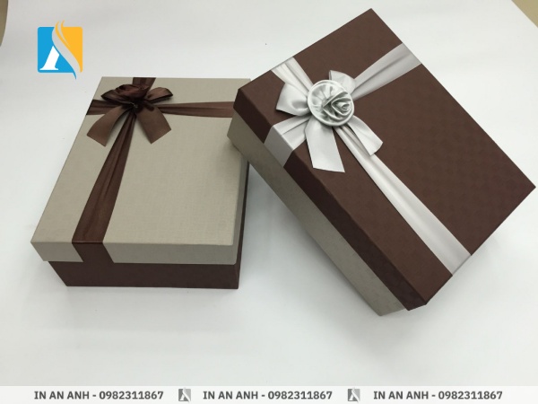 Hộp đựng quà màu xám nâu phối nơ nổi bật