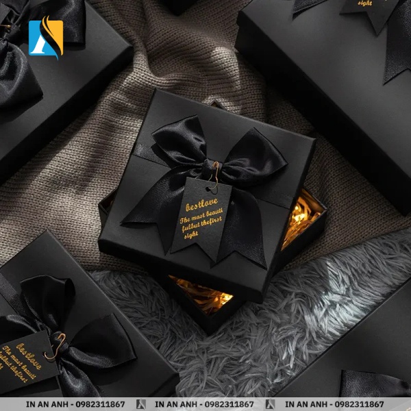 Hộp đựng quà tặng vuông màu đen