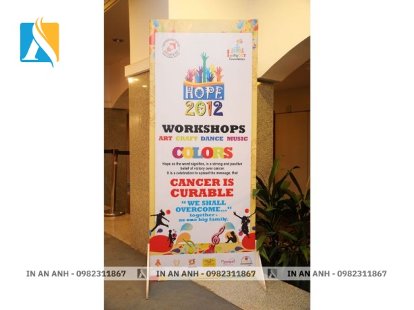 Mẫu standee sự kiện sắc màu