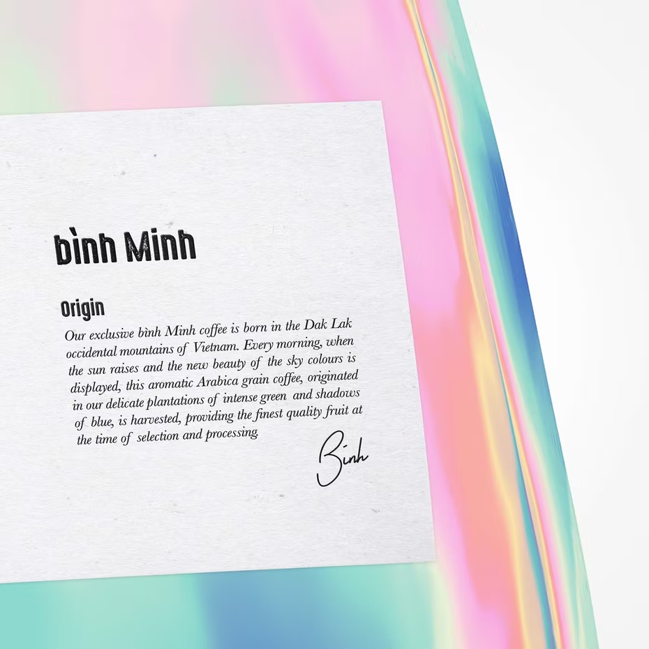 Nhà thiết kế Ian Wallace đã đặt ra xu hướng khi thiết kế bao bì cà phê Holographic đơn giản đẹp mắt cho Binh Minh Coffee.
