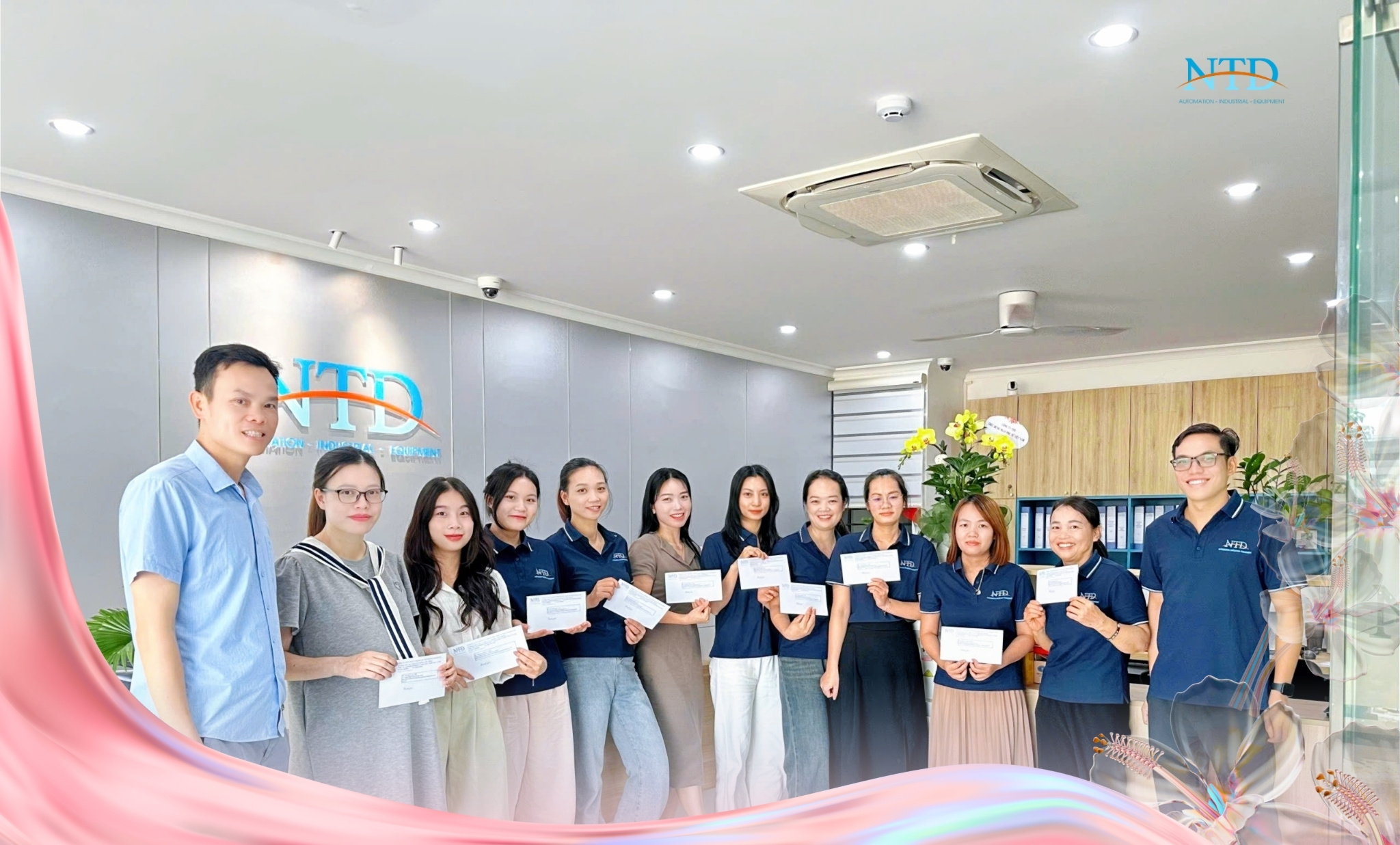 Đại diện Ban giám đốc và đại diện BCH Công đoàn công ty NTD Automation trao quà đến tập thể cán bộ, nhân viên nữ