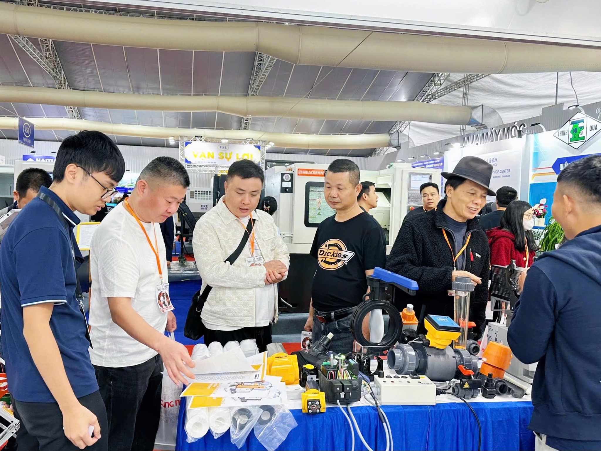 Đội ngũ chuyên gia của NTD và hãng trực tiếp tư vấn cho khách