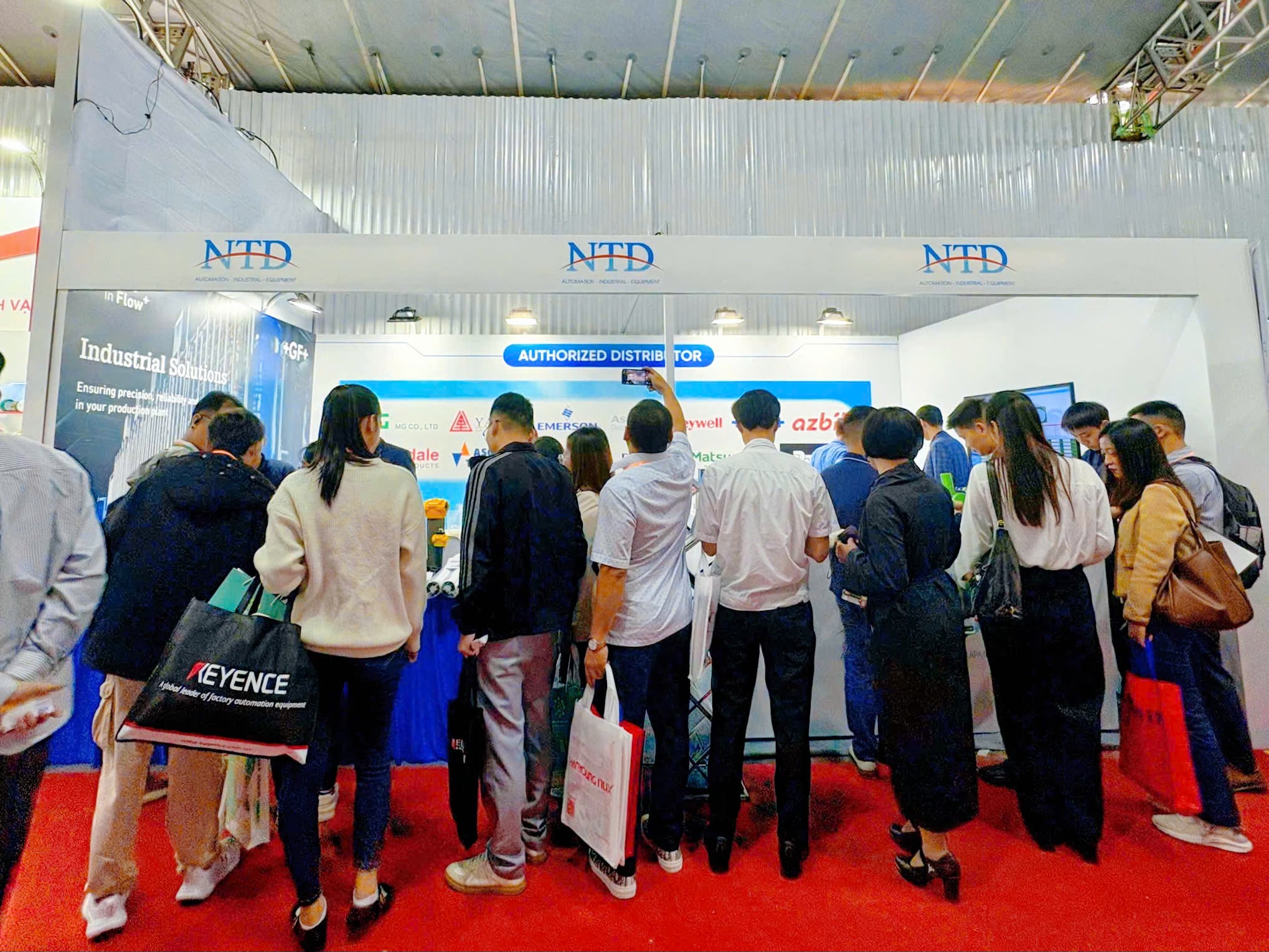 Gian hàng số 159 của NTD thu hút rất nhiều lượt khách hàng quan tâm