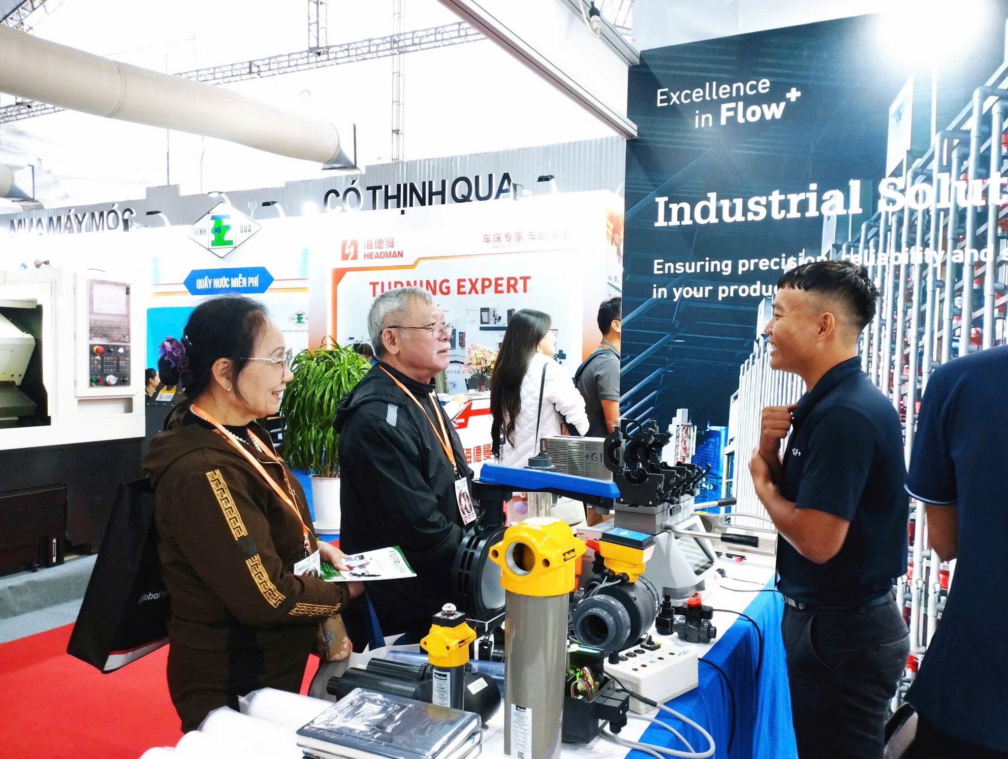 Triển lãm VIMF 2025 NTD đồng hành cùng chuyên gia của các hãng tư vấn chi tiết cho khách hàng