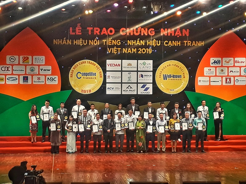 Thang nhôm Joongang Top 10 Nhãn hiệu Nổi tiếng Việt Nam” năm 2019