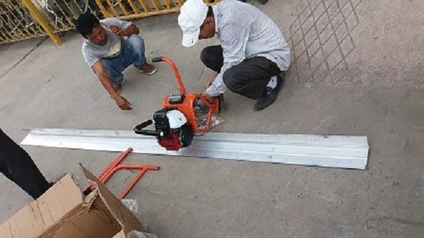 người dân sử dụng máy đầm bàn