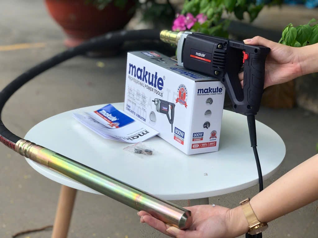 Cách sử dụng đầm dùi bê tông cầm tay đúng kỹ thuật