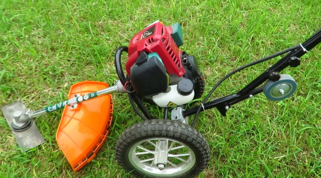máy cắt cỏ