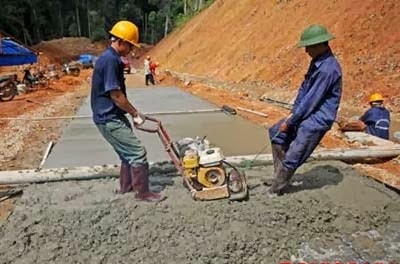 Người dân đang sử dụng máy đầm bàn