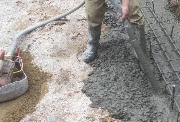 Những lưu ý khi sử dụng đầm dùi bê tông cầm tay