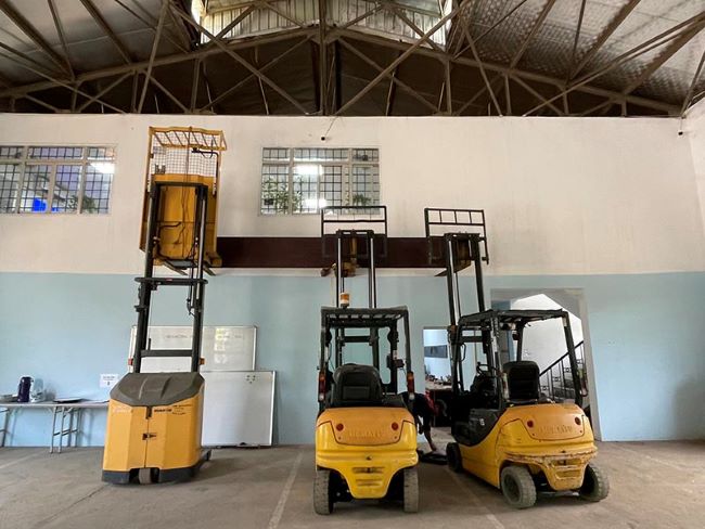 Xe nâng hàng không nên nâng người vì thiếu các thiết bị bảo vệ