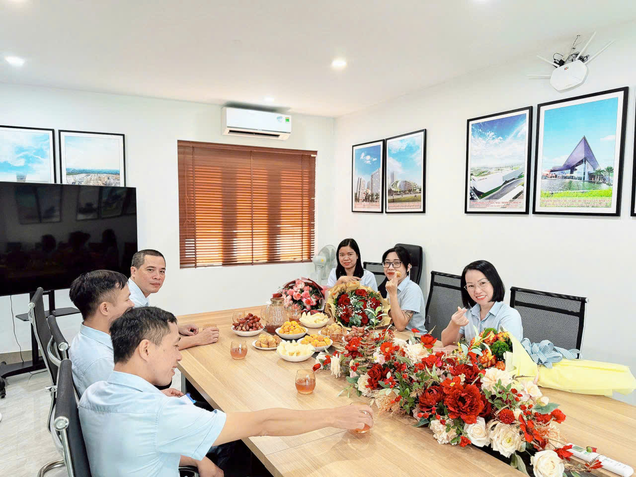 NHững bó hoa tươi thắm cùng tiệc ngọt thân mặt tại văn phòng công ty