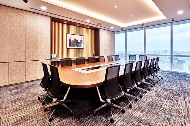 Không gian phòng họp tràn đầy ánh sáng.