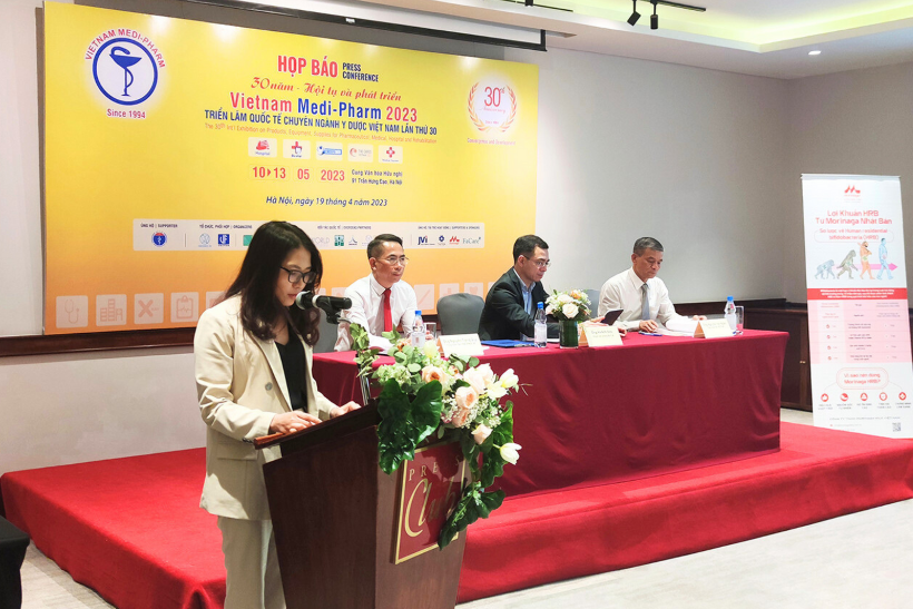 Bà Bùi Thị Thắm - đại diện Công ty Cổ phần Quốc tế Việt Nam Nhật Bản (JVI) phát biểu và trả lời các thắc mắc tại buổi họp báo