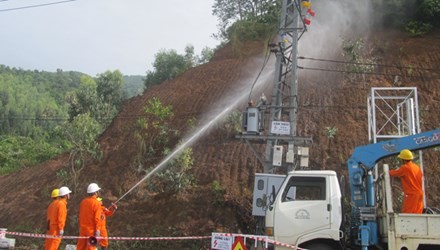 Phun nước áp lực cao vệ sinh đường dây điện