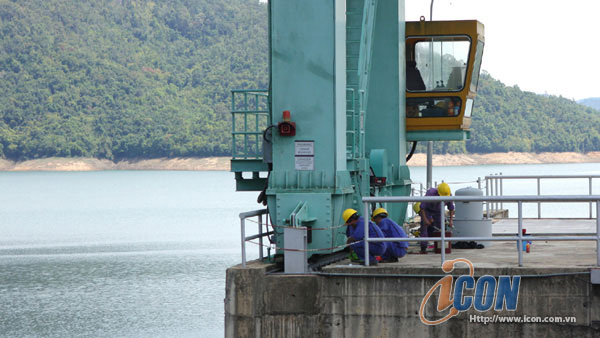 Các hồ thủy điện xả nước phục vụ sản xuất miền Trung