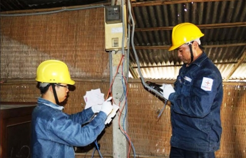 Sửa điện cho các hộ gia đình có hoàn cảnh khó khăn
