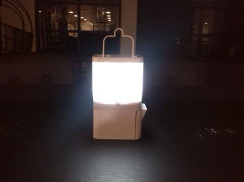 Sạc điện thoại và đèn LED chỉ sử dụng muối