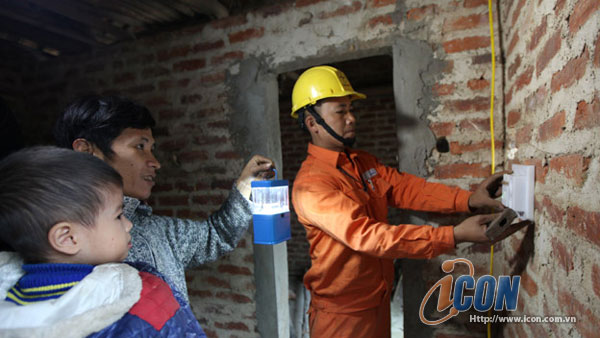 EVNHANOI trao 60 suất quà cho khách hàng là hộ nghèo, hộ chính sách