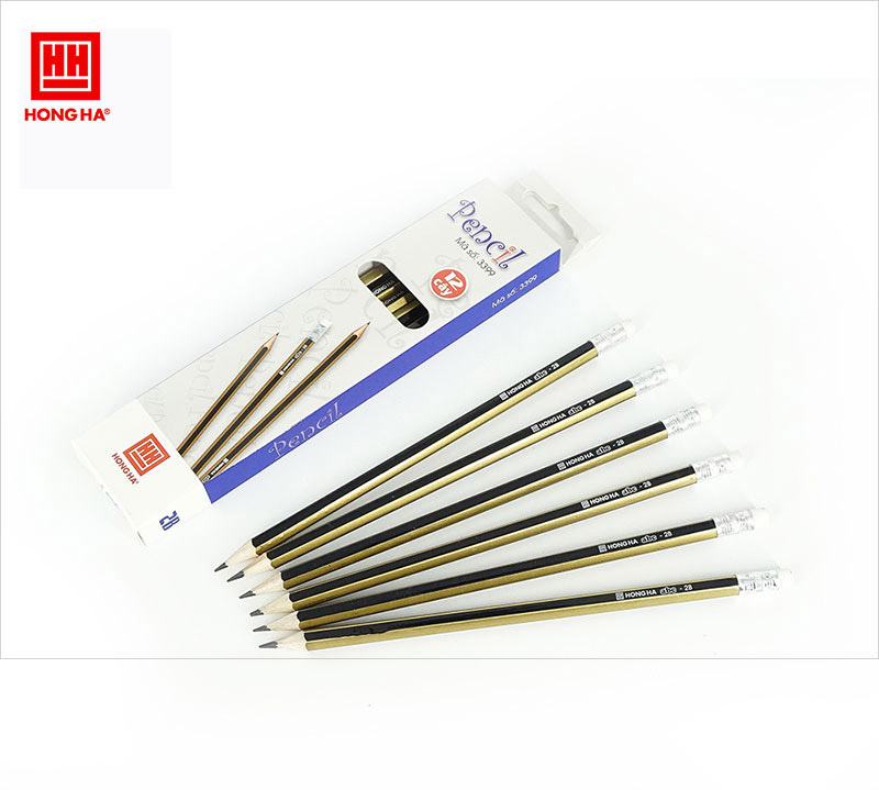 Cha mẹ nên cầm bút mẫu và hướng dẫn con dần dần để làm quen