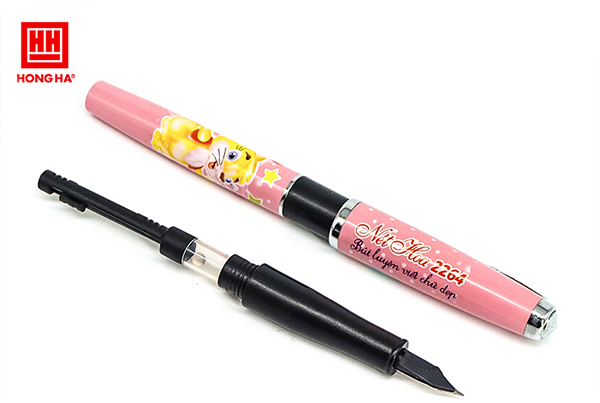 Bút Hồng Hà 2264 màu hồng và được trang trí bởi hình ảnh con mèo