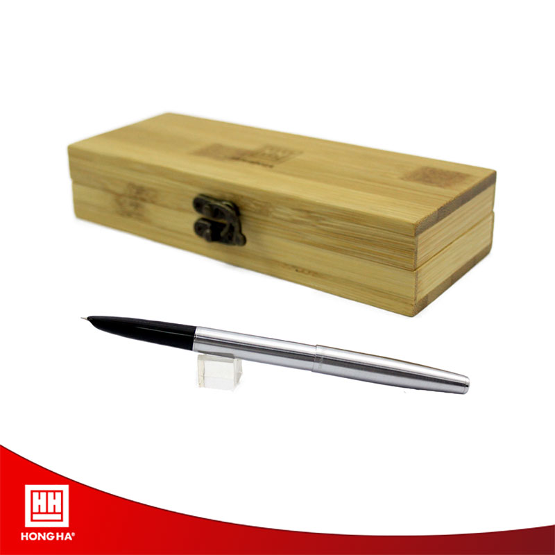 Bút máy Kim tinh cao cấp được phát triển từ mẫu bút Kim tinh Hồng Hà sản xuất năm 1972