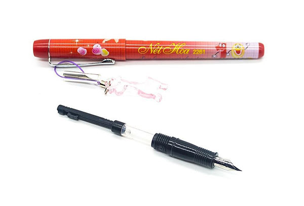 Sử dụng bút máy Hồng Hà Nét hoa 2261