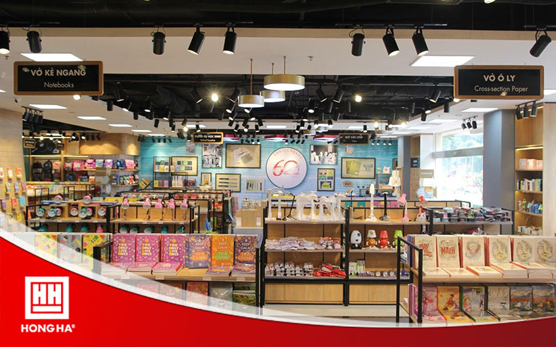 Showroom của Hồng Hà bày bán đa dạng vở kẻ ngang và vở ô ly