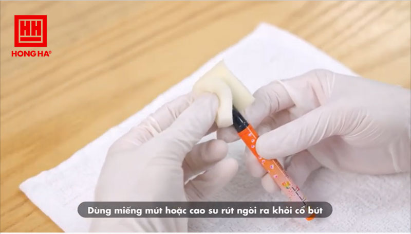 Bước 1: Tháo ngòi bút ra khỏi thân bút
