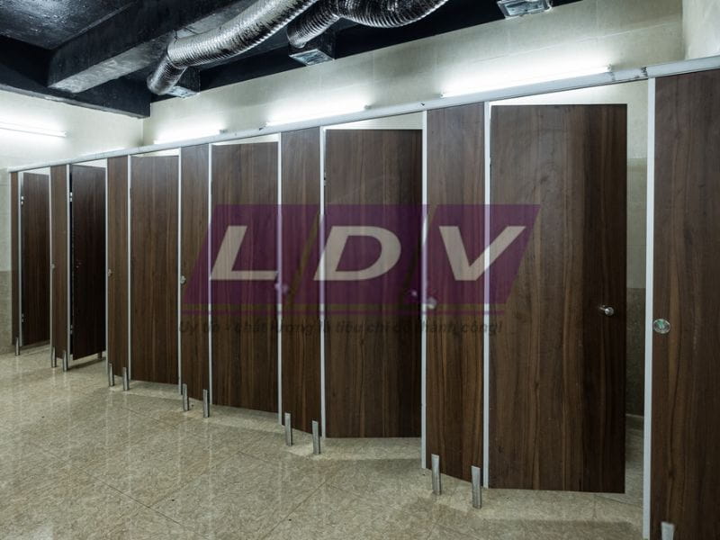 Chuẩn bị dụng cụ lắp đặt vách ngăn vệ sinh cần thiết