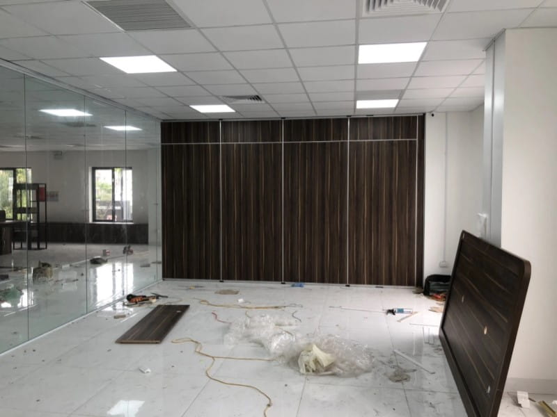 Công trình thực tế vách ngăn di động vẫn gỗ nâu tại Tp. Hải Dương