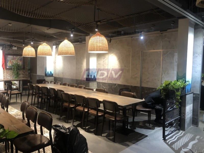 Vì sao nhà hàng và quán ăn nên sử dụng vách ngăn