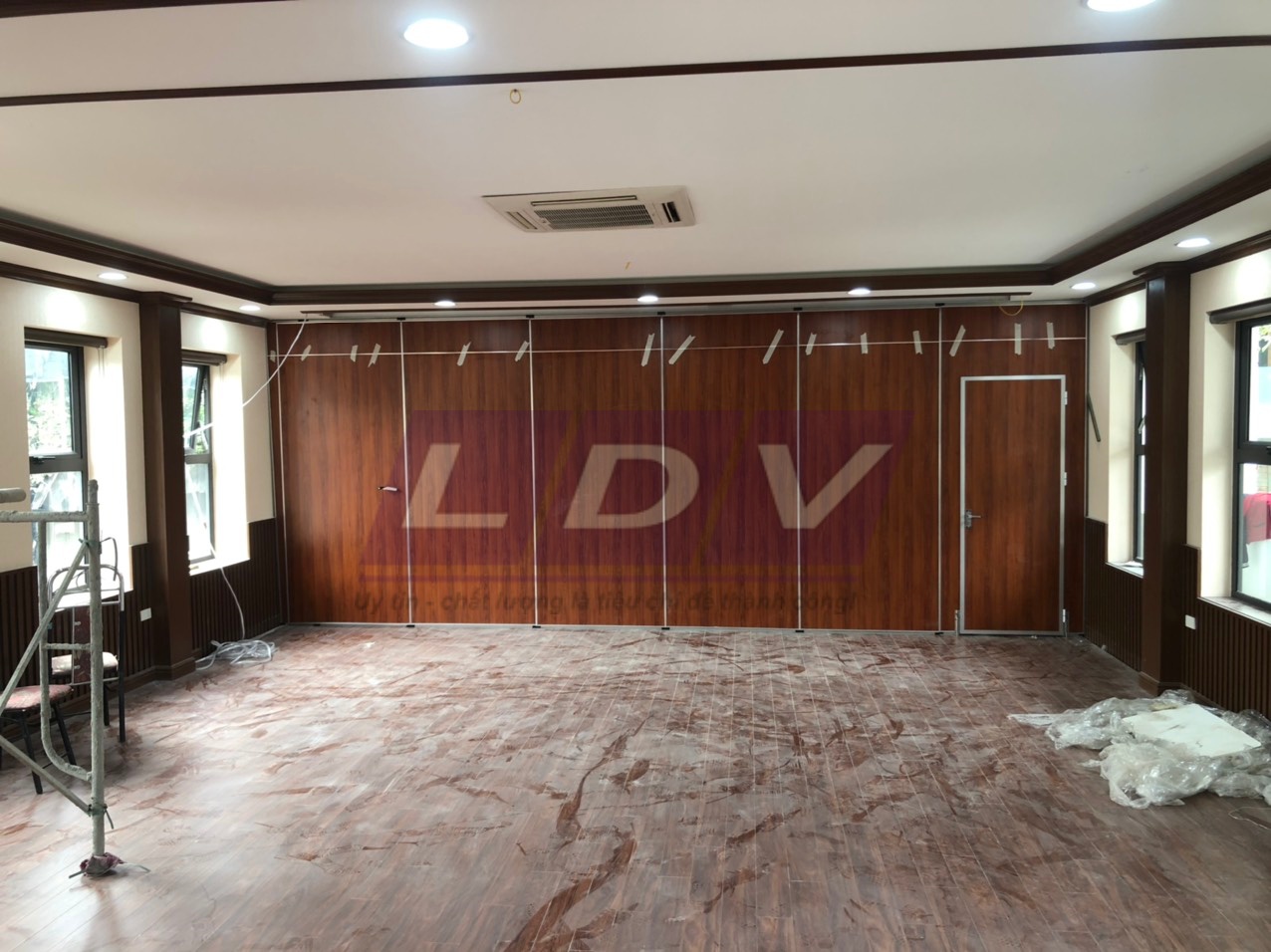 Dự án vách ngăn di động gỗ vân đậm tại Lào Cai