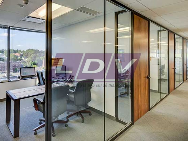 Mẫu 2: Văn phòng đóng với vách ngăn cửa kính tận dụng ánh sáng tự nhiên