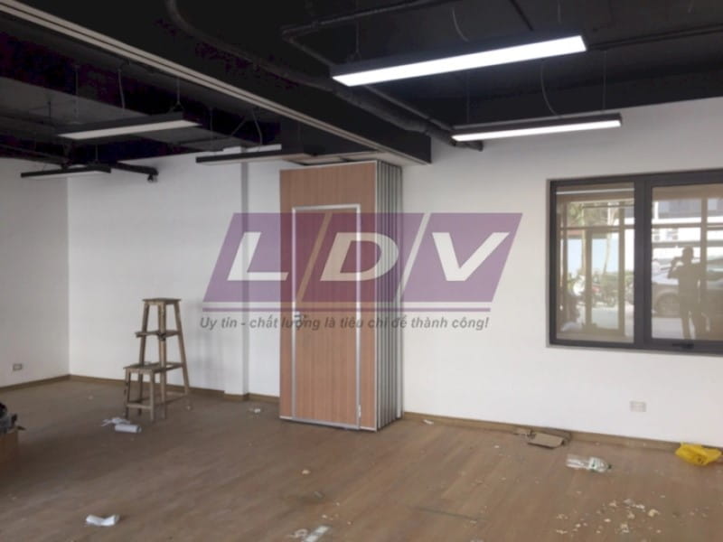 Vách ngăn gấp lại được thiết kế ray treo cố định