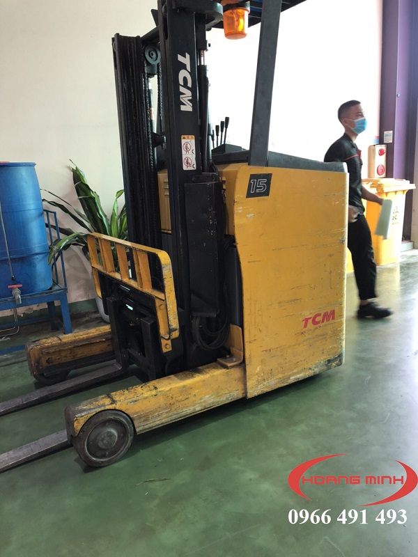 Thay bánh xe nâng điện TCM FRB15-8 giá tốt