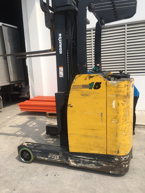 thay-banh-xe-nang-dien-komatsu