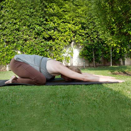 Tư thế yoga giống em bé