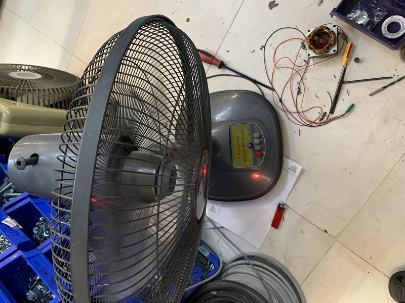 Biến quạt cây điện 220v thành quạt tích điện